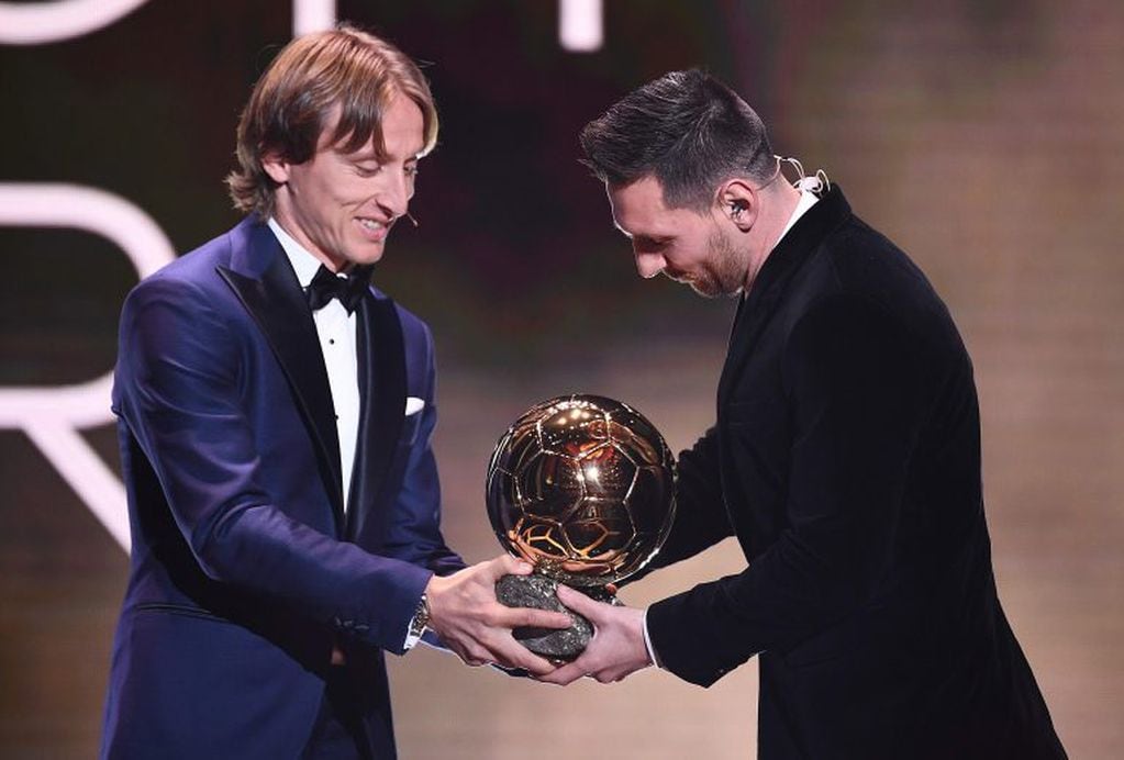 Luka Modric le entregó el Balón de Oro a Lionel Messi. (AFP)