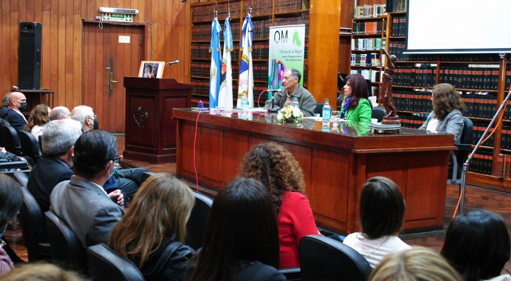 Un pasaje del encuentro "Mujeres: Derecho, Arte e Historia. Una oportunidad para repensar las desigualdades", en el salón "Vélez Sarsfield" de los Tribunales de Jujuy.