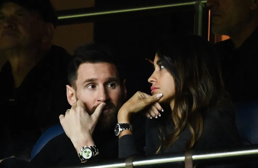 Lionel Messi junto a Antonela Roccuzzo en el partido que jugaron PSG y Benfica en París.