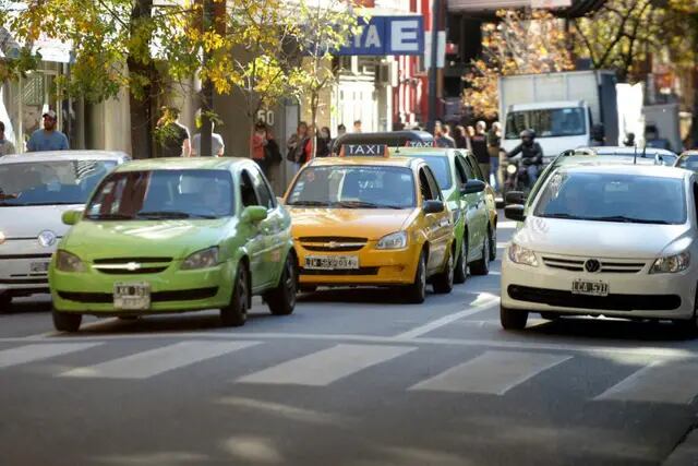 Verdes y amarillos. La posibilidad del desembarco de Uber en Córdoba empujó a taxis y remises a desarrollar y utilizar aplicaciones de internet para la relación con sus pasajeros. (José Hernández)