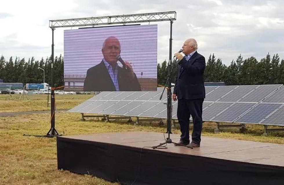 El mandatario inauguró el Parque Fotovoltaico de San Lorenzo. (@MiguelLifschitz)