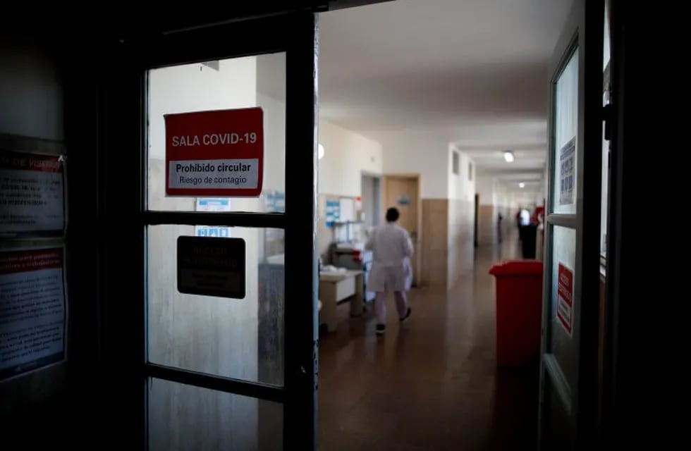 A doctor walks inside the COVID-19 area of a hospital in Buenos Aires, Argentina, Tuesday, Aug. 18, 2020. (AP Photo/Natacha Pisarenko) sala coronavirus  casos del dia  terapia intensiva