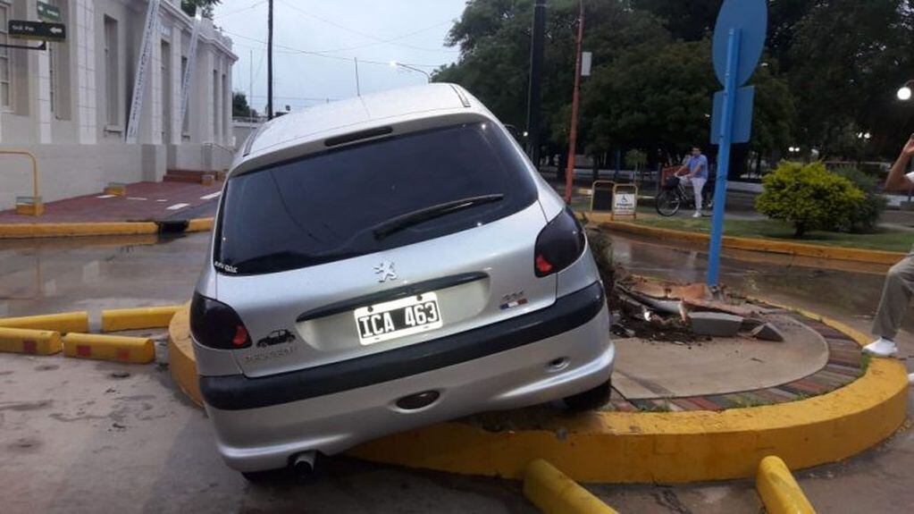 Peugeot subio a la rotonda en Arroyito fuente policia