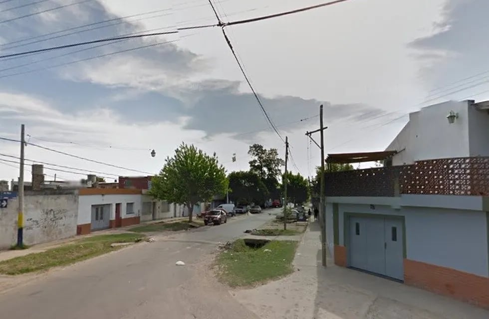 El incendio ocurrió en el fondo de un pasillo en Doctor Riva y Constitución. (Google Street View)