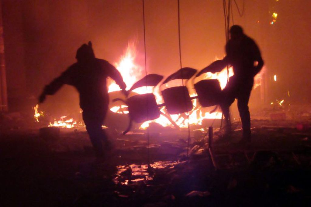 Los manifestantes de la oposición boliviana incendiaron las oficinas electorales en Sucre el 21 de octubre de 2019. Crédito: JOSE LUIS RODRIGUEZ / AFP.