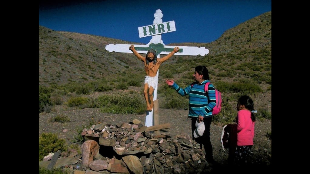 Promesantes caminan en familia hacia el Santuario de Punta Corral, cada año en Jujuy.