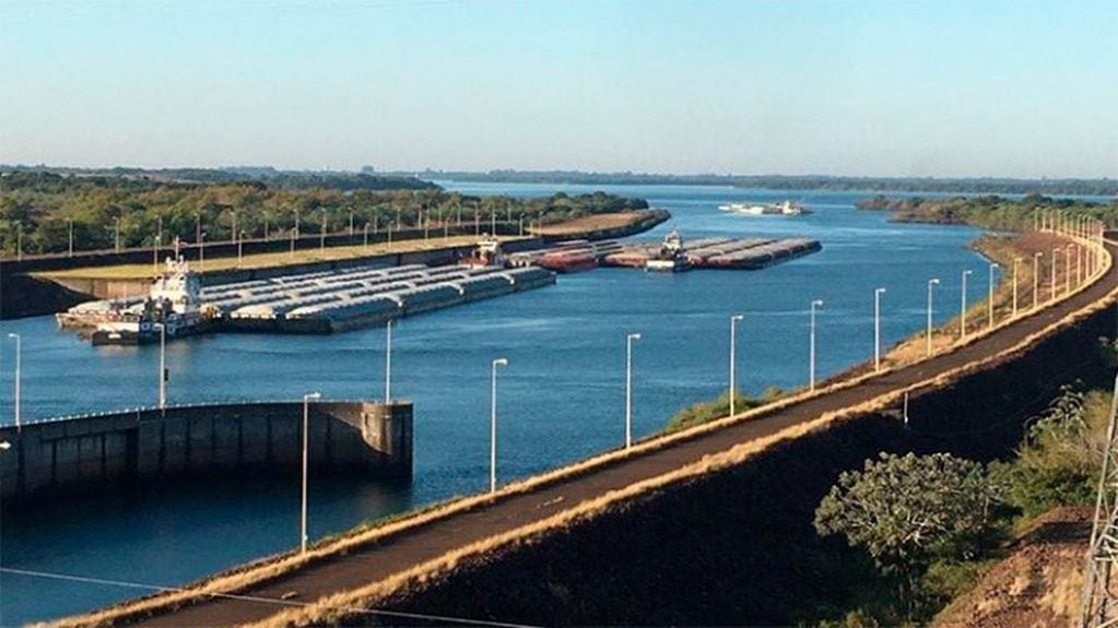 El aumento en el caudal permitió el movimiento de las barcazas por el río Paraná.