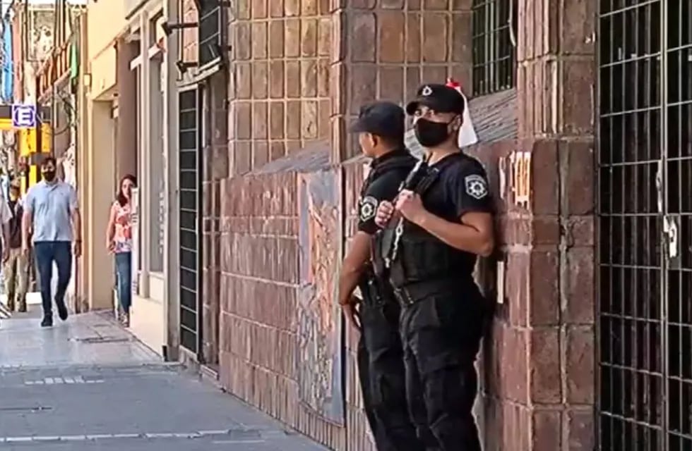Agentes de las fuerzas provinciales se hicieron cargo de la vigilancia en Buenos Aires al 900.