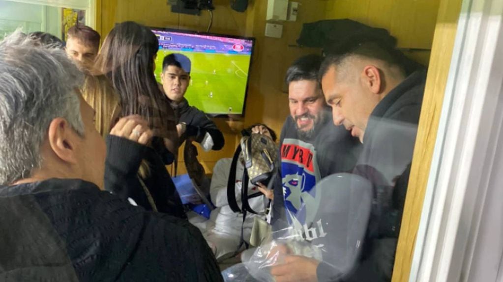 Juan Román Riquelme visitó el palco donde estaba la familia Messi