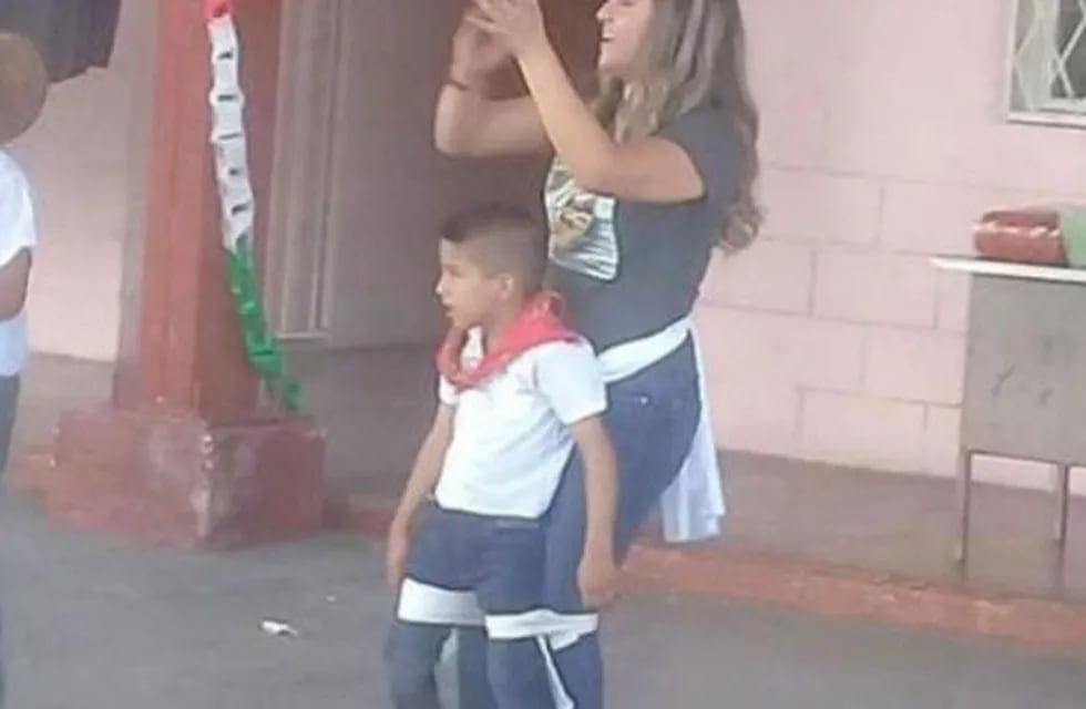 Maestra mexicana ayuda a su alumno a bailar