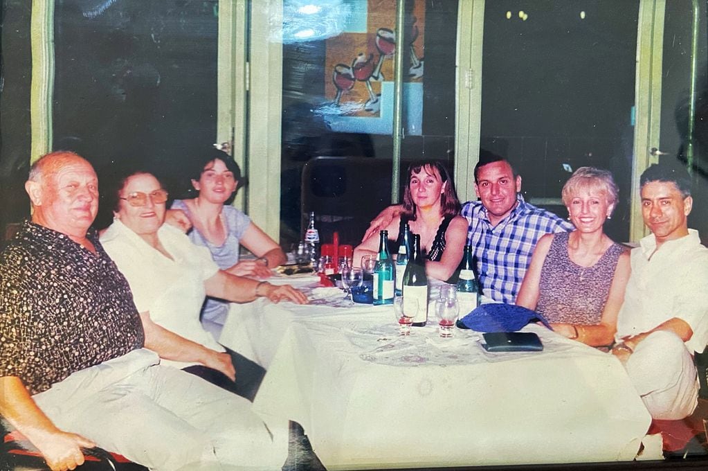 La familia Buonasorte, unida como la tradición tana establece. En la foto se ve a Graciela, Jorge, Rosa, Chicho, Salvador, Mónica y Carina.