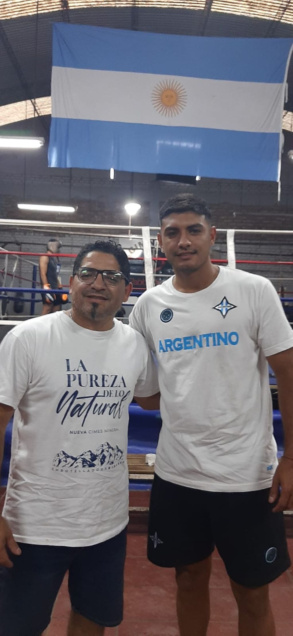 Pablo Chacón (ex campeón mundial de boxeo) con su hijo Nicolás, flamante campeón de la Liga mendocina de Fútbol con Atlético Argentino.