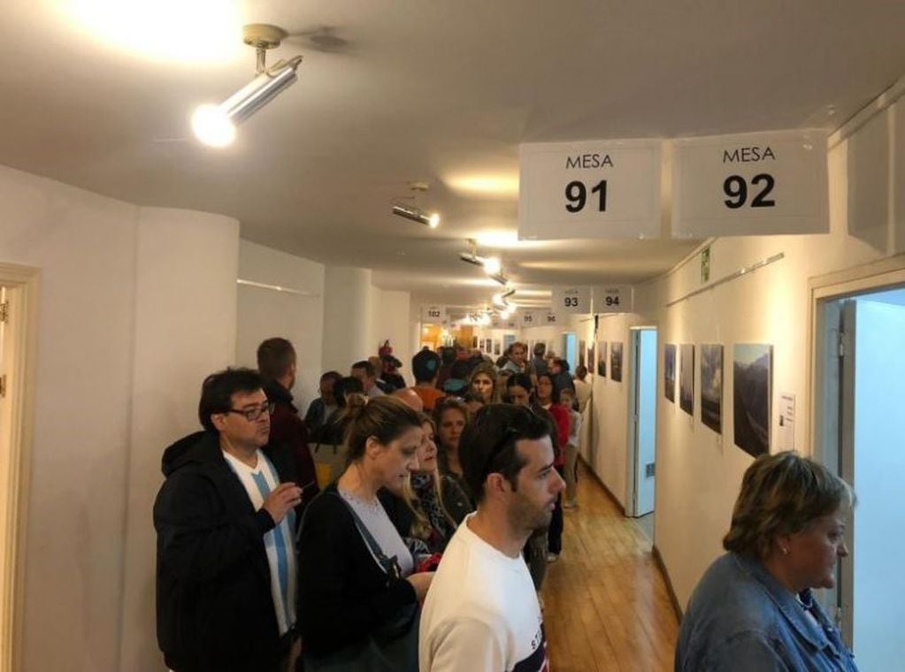 Argentinos votando en Madrid, España. Crédito: Twitter.