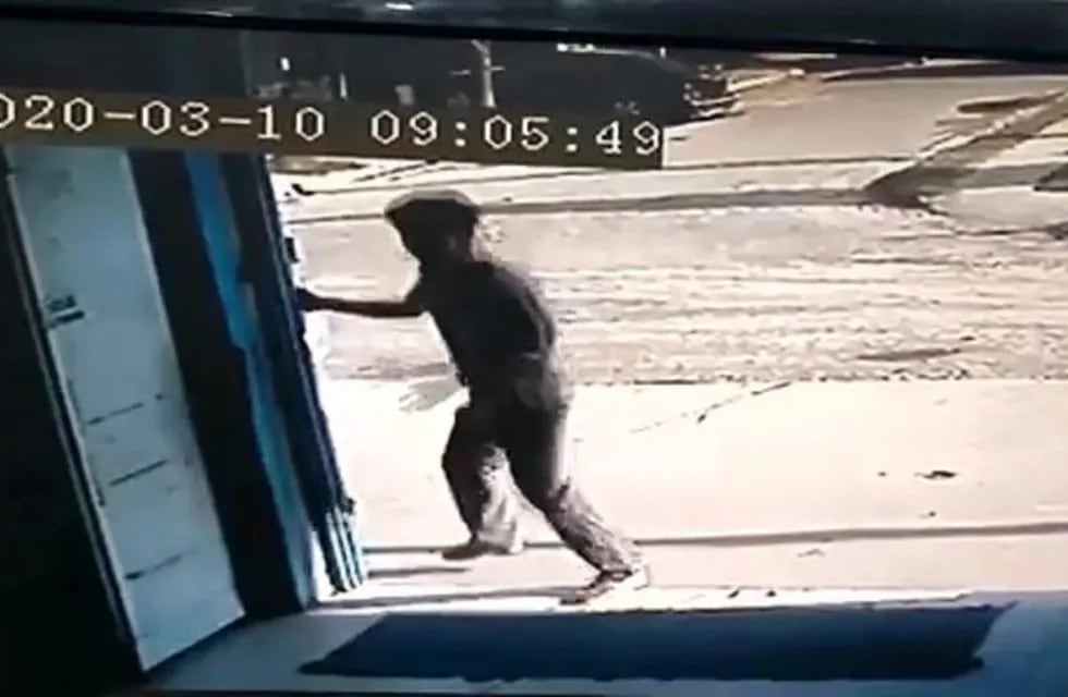 Difundieron el video de una cámara de seguridad del supermercado chino de Biedma y Garzón donde asesinaron a su encargado. (Rosario3)