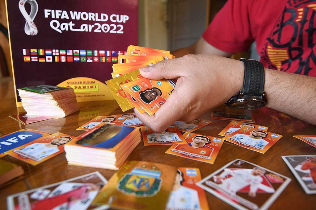 Furor por la colección de figuritas y álbum del Mundial de Fútbol Qatar 2022.

Foto: José Gutiérrez/ Los Andes