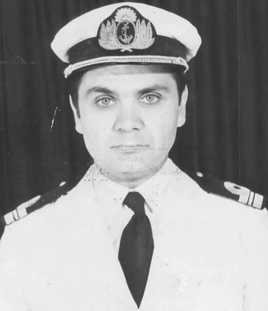 Capitán de Corbeta Sergio Raúl Gómez Roca, Comandante del ARA Sobral, muerto en combate.
