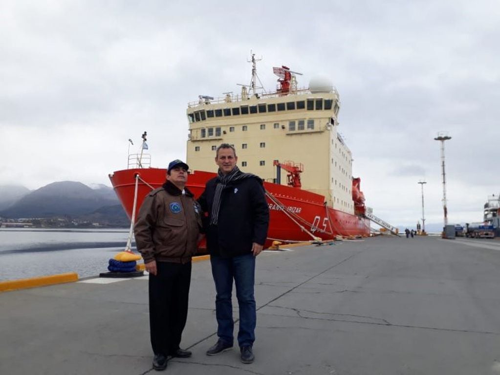 Herminio Rosolli (derecha) junto a Fernando Bernardo (izquierda), luego de 37 años. Herminio era dotación y Fernando fue repatriado luego de ser prisionero de guerra