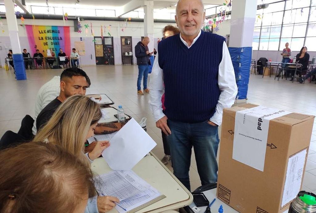 Gustavo Casas ya votó en las elecciones de Río Negro.