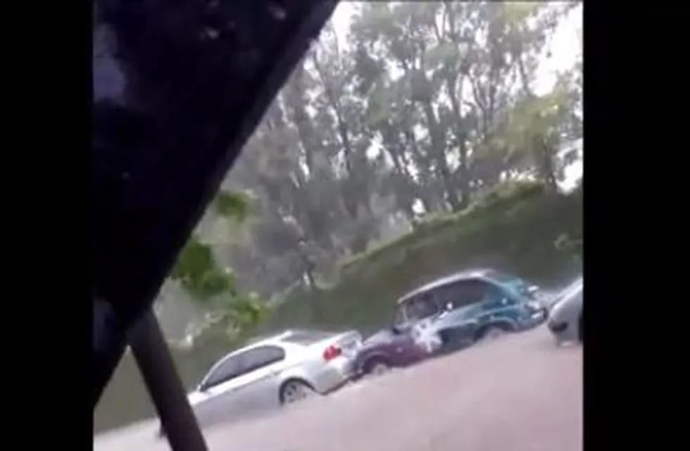 Un Fitito rescató a un BMW en plena inundación