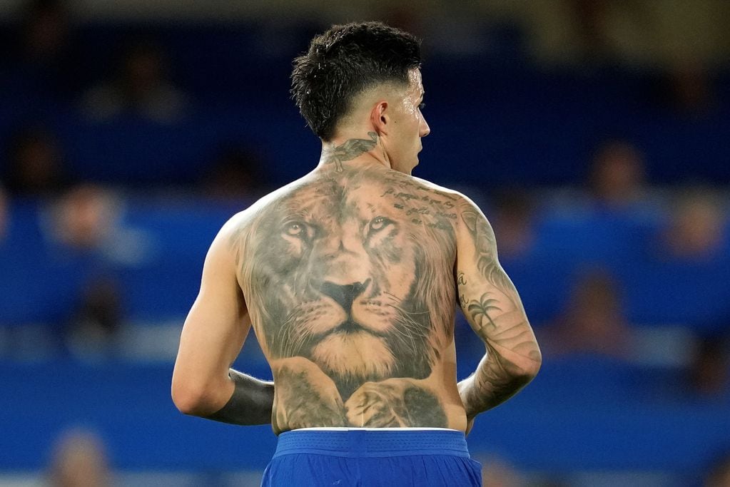 El tatuaje de un león en la espalda del mediocampista argentino Enzo Fernández, al final de un partido del Chelsea