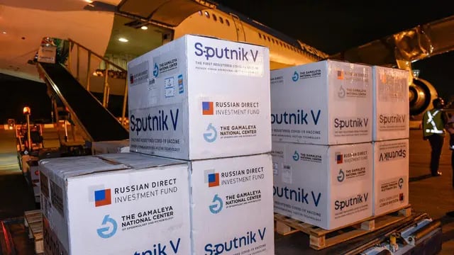 Llegó el primero de los dos vuelos de Aerolíneas Argentinas con vacunas Sputnik V (Foto: Presidencia)