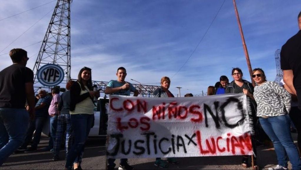 Los vecinos comenzaron ayer el corte sobre la ruta 22 en reclamo de justicia por Luciano. (Fernando Ranni).