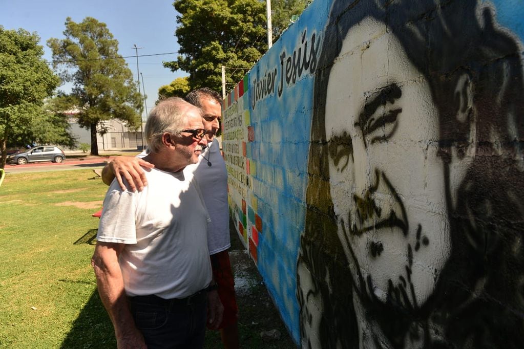 Mural en homenaje al taxista Javier Jesús Bocalón, asesinado por Carmona en un intento de fuga en Córdoba. (José Gabriel Hernández / La Voz)