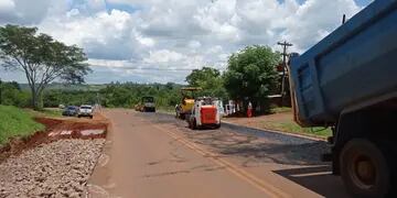 Trabajan en la ampliación de calzada de la Ruta Provincial Nº 13 a la altura del acceso a El Soberbio