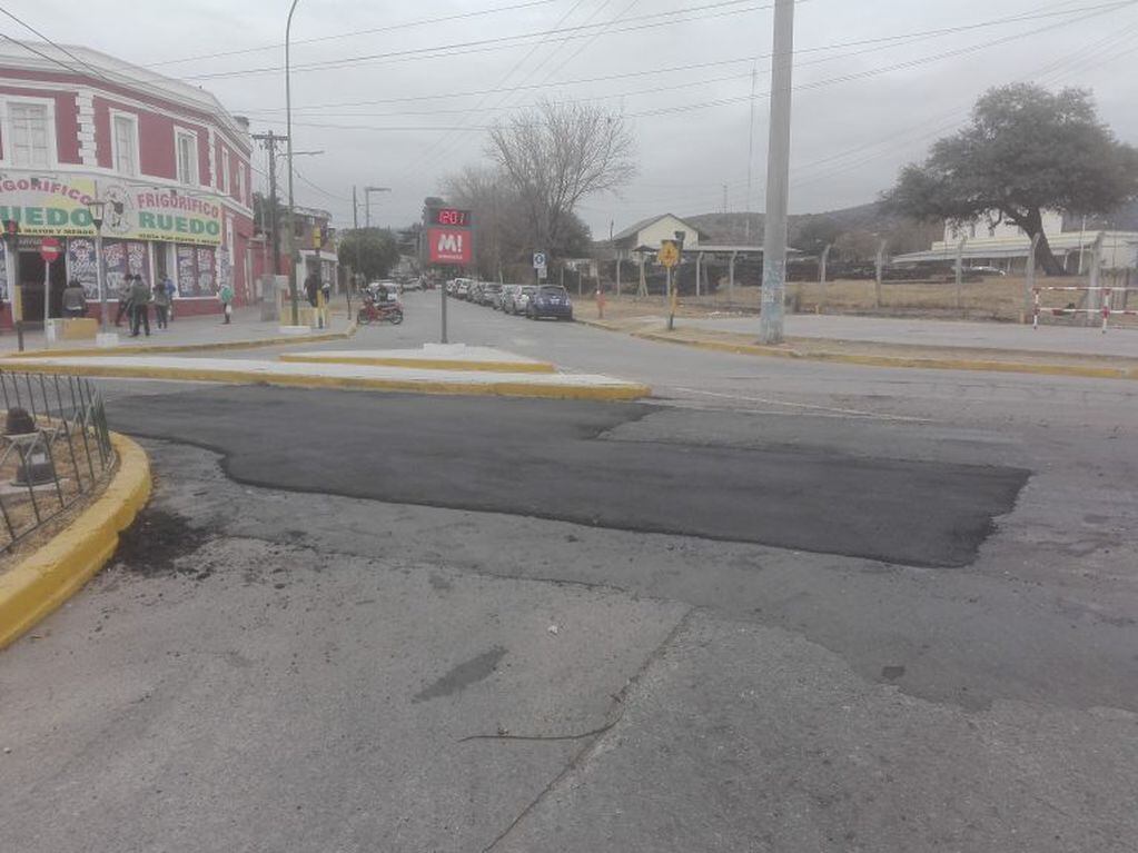 La Calera: bache arreglado en la intersección de las calles San Martín y 9 de Julio
