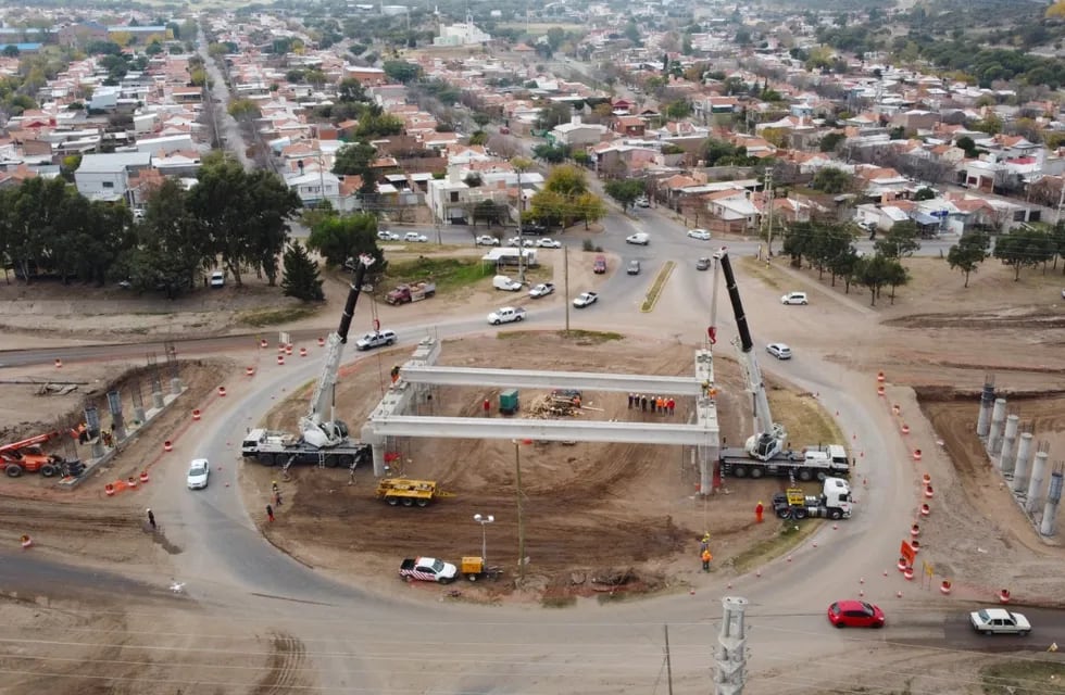 Dos enormes grúas trabajan en la instalación de las vigas principales de lo que será el puente de la avenida de circunvalación en la rotonda Abuelas de Plaza de Mayo. Gentileza ANSL