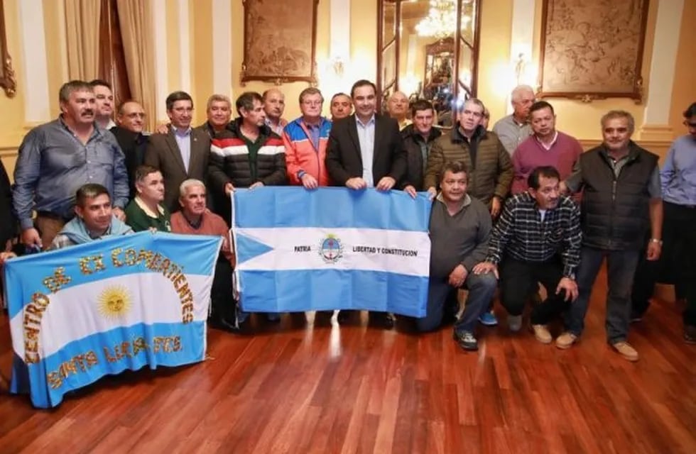 Imagen archivo. Ex combatientes de Corrientes reunidos con el gobernador, Gustavo Valdés.