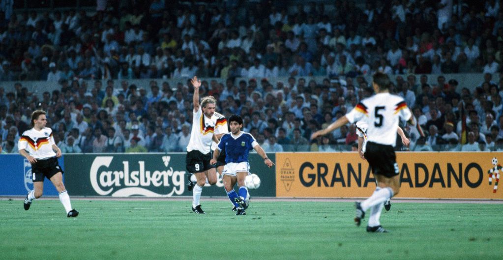 Maradona y Völler se enfrentaron durante la final de Italia '90, disputada entre Argentina y Alemania.