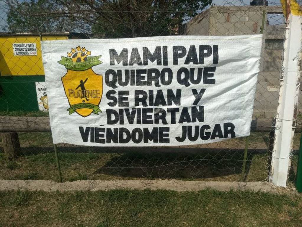 Los niños le dejaron un mensaje a sus padres en la cancha