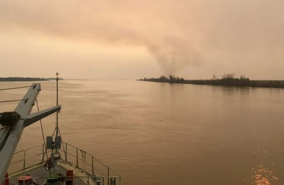 Los buques multipropósito ARA Ciudad de Rosario y Ciudad de Zárate llegando a la zona de islas del Paraná afectadas por incendios. (@argendef)