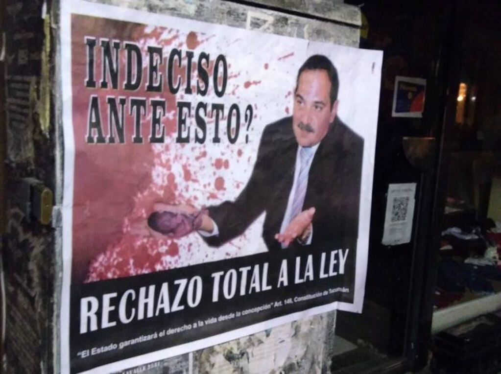 La ciudad de Tucumán apareció empapelada con afiche criticando la indecisión de Alperovich.
