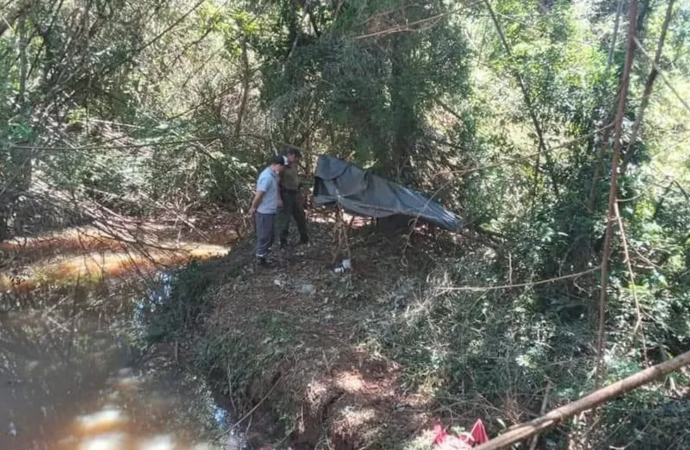 Guardaparques encuentran campamento de cazadores furtivos en las afueras de Puerto Iguazú.