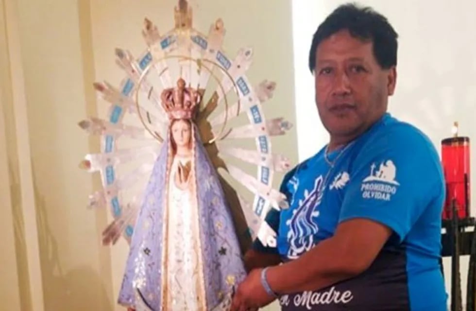 Jorge Palacios, veterano de Malvinas, junto a la Virgen de Luján que vuelve a Argentina