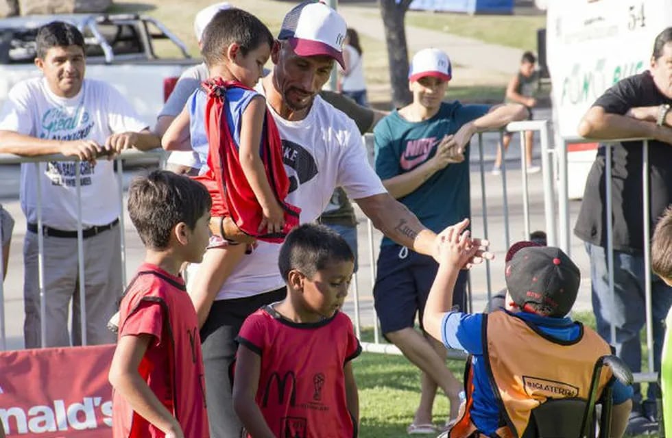 Pablo Guiñazu compartió una clínica de fútbol con los chicos en Carlos Paz.