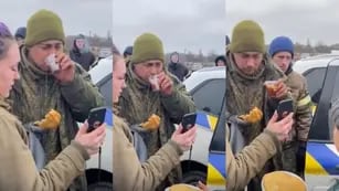 Soldado ruso se rindió y fue alimentado por ucranianos