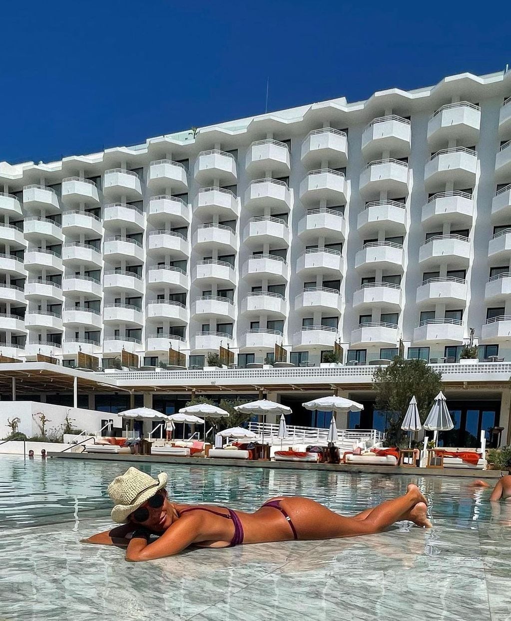 ¡Diosa total! Pampita se animó a unas desafiante fotos en bikini y a puro sol desde Ibiza.