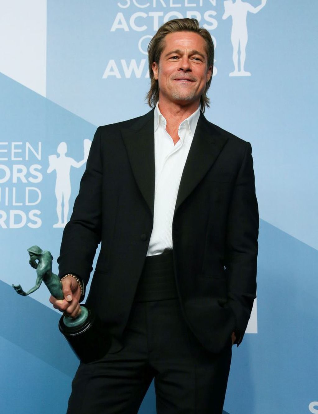 Brad Pitt posa con su premio SAG (Foto: Jean-Baptiste Lacroix / AFP)