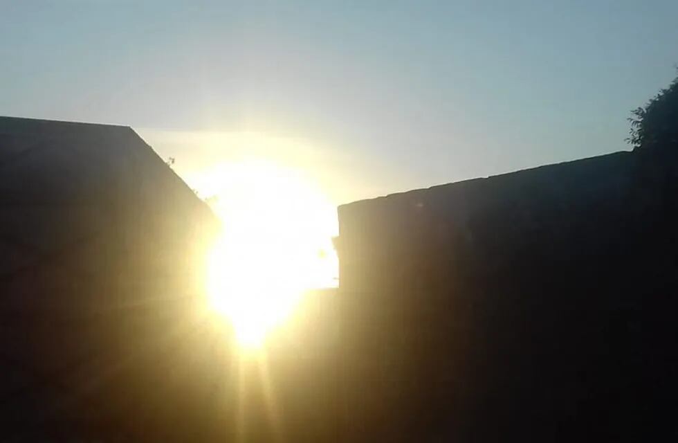 El sol comienza a asomarse con fuerza entre las casas de la ciudad (Vía Rafaela)
