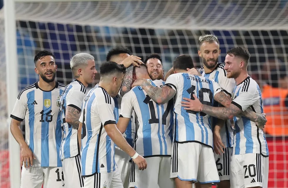 Todos los festejos son para Lionel Messi, el goleador de la selección argentina en el amistoso con Curazao. (AP)