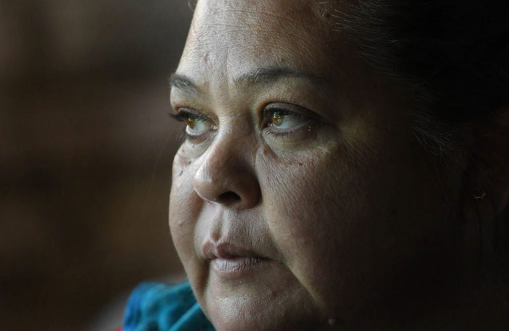 Isabel Bustos tiene 53 años y está enferma, pero no deja de ayudar a los más vulnerables. Cartel de organización en el merendero. (Foto: Orlando Pelichotti)