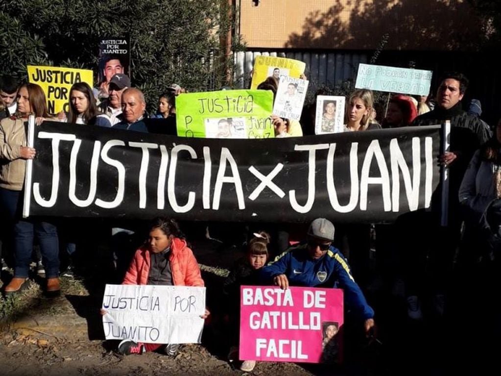 Marcha en reclamo de justicia por el homicidio de Juan Cruz Vitali en Capitán Bermúdez. (Melina Alzugaray)