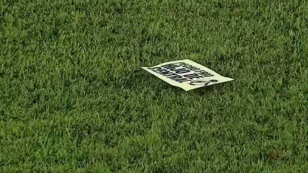 Los panfletos cayeron sobre la cancha cerca del final del primer tiempo del partido.