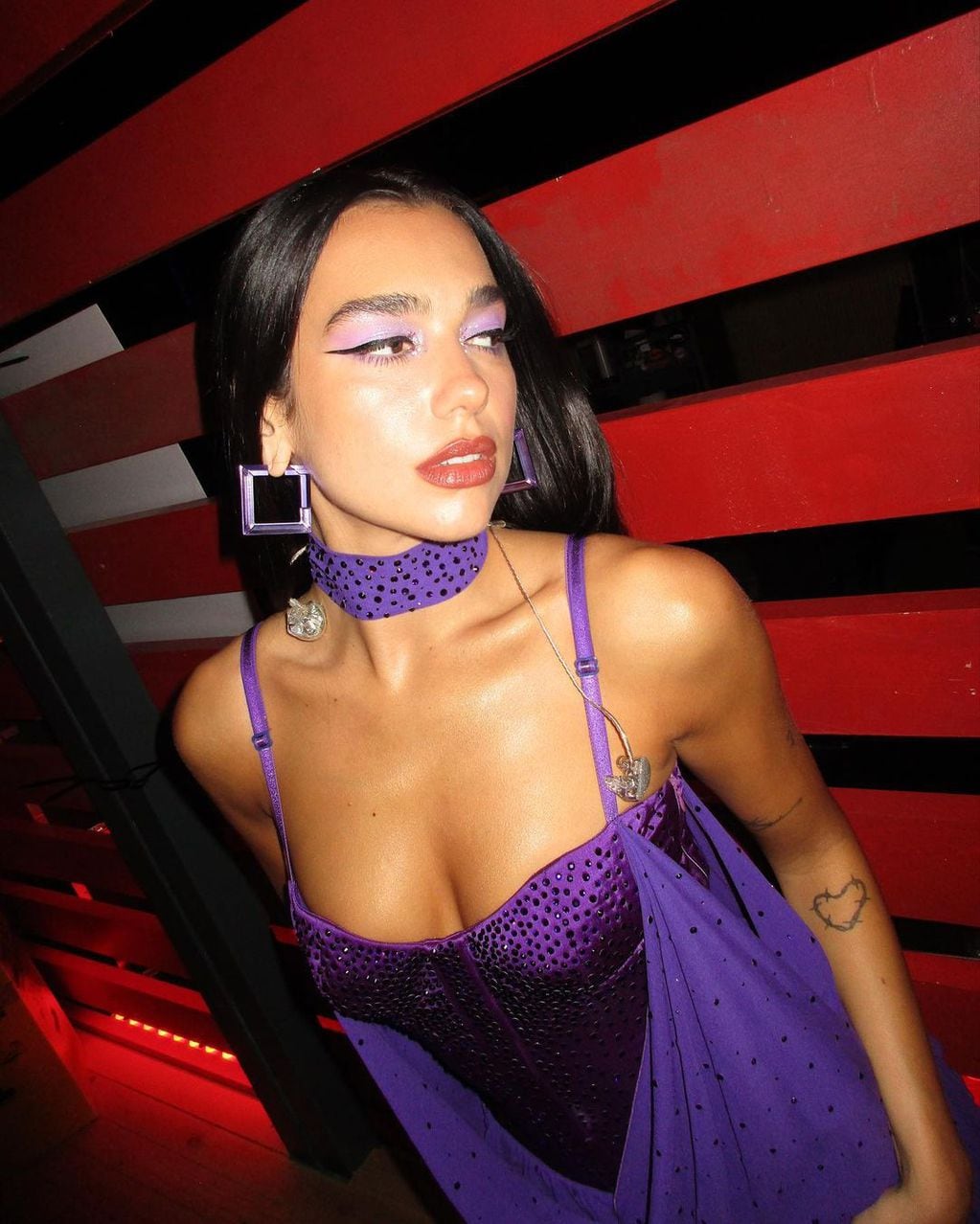 Dua Lipa lució un vestido violeta con brillos y un maquillaje cat eye para el Primavera Sound 2022.