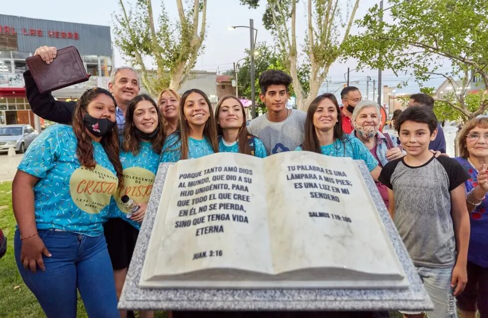 El monumento a la Biblia inaugurado en la plaza Marcos Burgos de Las Heras. Gentileza MLH