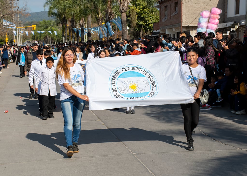 Hijos de veteranos de guerra de Malvinas y delegaciones escolares, el desfile con motivo del día la reafirmación de los derechos argentinos sobre las Islas Malvinas y archipiélagos del Atlántico Sur.