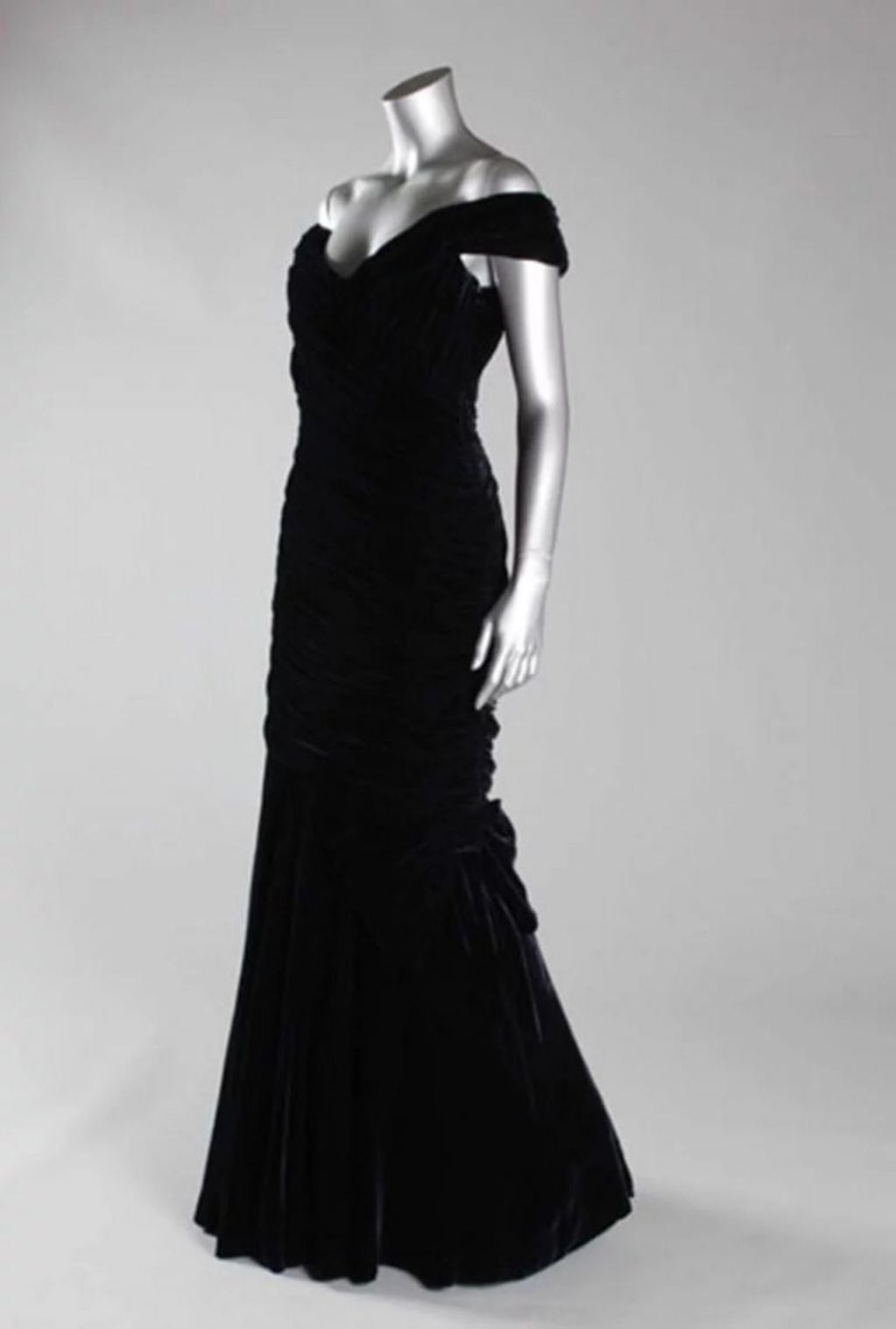 Este es el vestido que usó Lady Di en la gala en la que bailó junto a John Travolta, y que será subastado el próximo 9 de diciembre (Foto: Daily Mail)